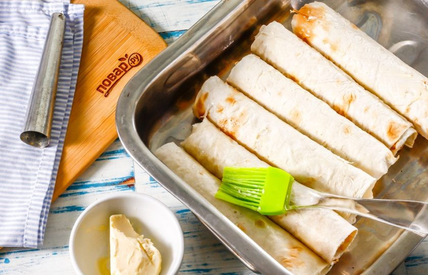 1. Этап. Трубочки из лаваша: Слегка растопите сливочное масло, обмажьте им выложенные трубочки. Поместите противень в духовку.