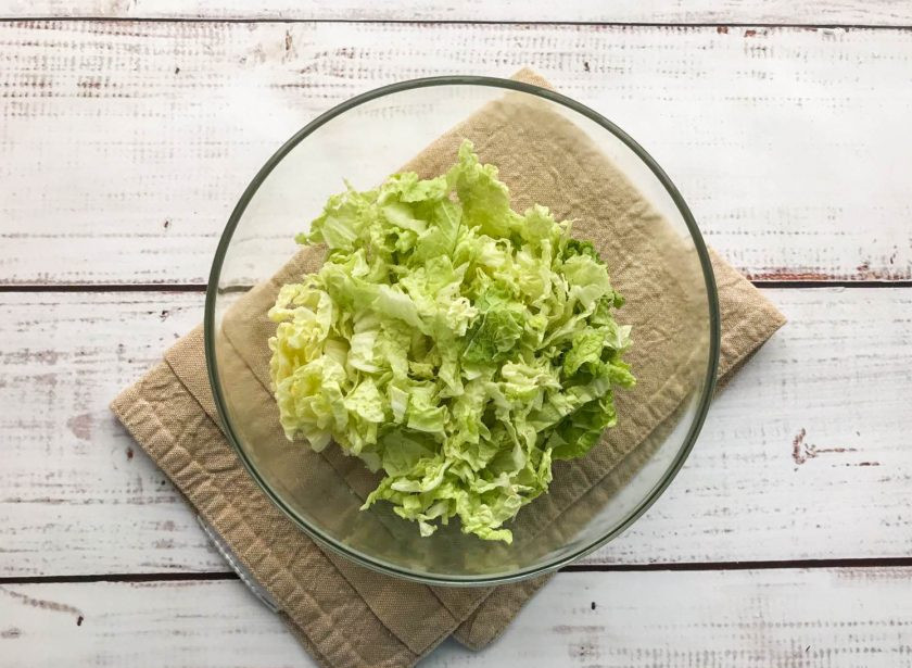 1. Этап. Пекинский салат с курицей и сухариками: Пекинскую капусту мелко нарежьте и выложите в глубокую тарелку.