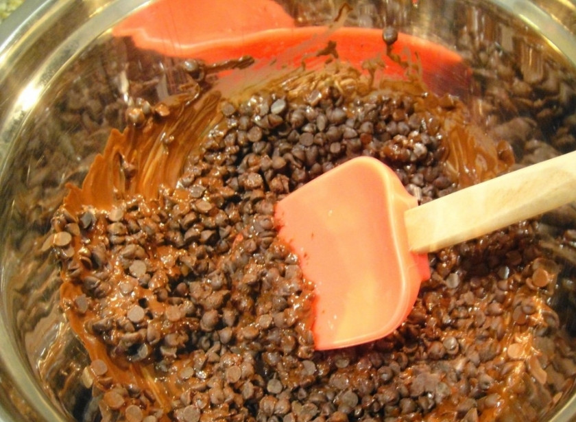 1. Этап. Шоколадный мусс без яиц: Растопите горький шоколад. Старайтесь его не сварить, достаточно будет того, что он растает.