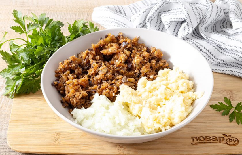 1. Этап. Драники из баклажанов: Отдельно измельчите или натрите на мелкой терке репчатый лук и картофель. Картофель отожмите от лишнего сока.