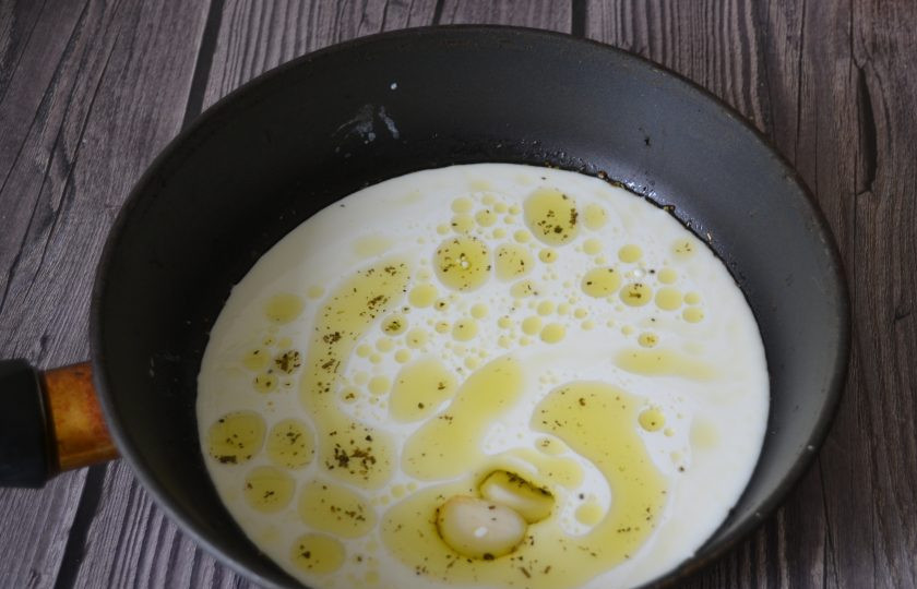 1. Этап. Фарфалле с лососем в сливочном соусе: Влейте сливки и хорошо прогрейте в течение 3-5 минут.