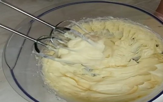 1. Этап. Бисквитный торт Подарочный: Мягкое сливочное масло взбейте миксером, влейте коньяк (по желанию), по 1-2 ст.л. добавляйте остывшую заварную массу, продолжая взбивать. Крем должен получиться воздушным и нежным.