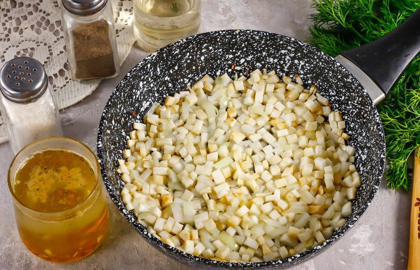 1. Этап. Говяжьи щечки с ризотто из сельдерея: Обжарьте примерно 3-5 минут, затем влейте овощной бульон небольшими порциями и тушите по 2-3 минуты. Нарезка должна стать мягкой, но не должна потерять свою форму. Именно в этот момент спрессуйте в нее очищенный зубчик чеснока.