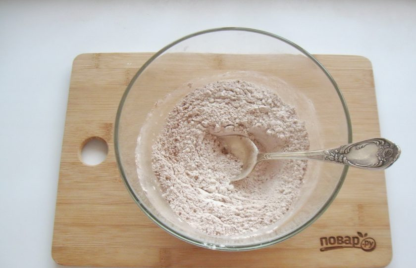 1. Этап. Пирог Стеганое одеяло: Перемешайте сухие ингредиенты теста.