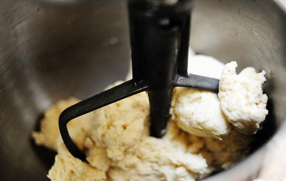 1. Этап. Фокачча с маслинами: 2. Влить дрожжевую смесь в тесто и перемешать.