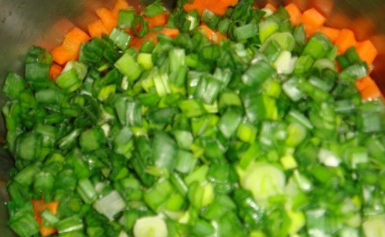 1. Этап. Морковь, тушеная с луком: Затем добавляем нарезанный лук.