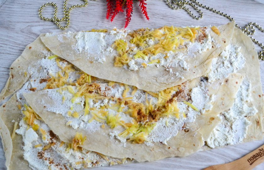 1. Этап. Штрудель из лаваша с творогом: Лаваш у меня круглой формы и при сворачивании концы рулета получились бы тонкими и выглядели бы не аппетитно. Поэтому я обрезала с двух сторон лаваш и положила на середину. Теперь рулет получится еще толще и вкуснее.