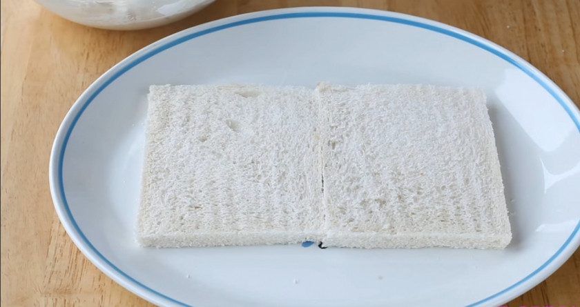 1. Этап. Суши по-русски из красной рыбы: 7. Для основы возьмите белый хлеб, обрежьте его корочки. смажьте кремом.