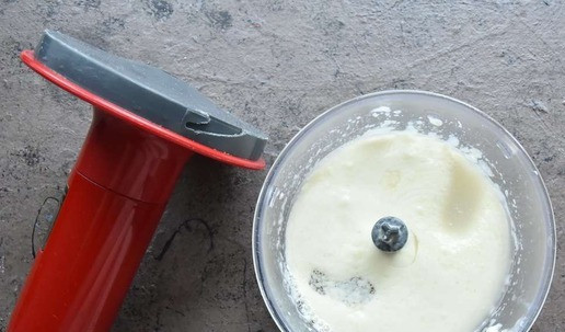 1. Этап. Картофельные булочки с сыром: Вливаю подсоленный картофельный отвар и растительное масло. Еще раз все перемешиваю с помощью блендера. Получается жидкая субстанция, похожая на эмульсию.