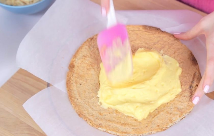 1. Этап. Миндальный торт (как в Ikea): 5. Размягченное сливочное масло слегка взбейте миксером и добавьте к нему крем. Слегка остудите его в морозилке. Остывшие коржи смажьте кремом.