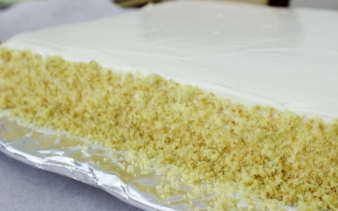 1. Этап. Торт Сметанник на скорую руку: 8. Обрезками коржей присыпьте бока. Оставьте тортик, чтобы он пропитался. Перед подачей можно украсить шоколадом, орешками, ягодами. Приятного чаепития!