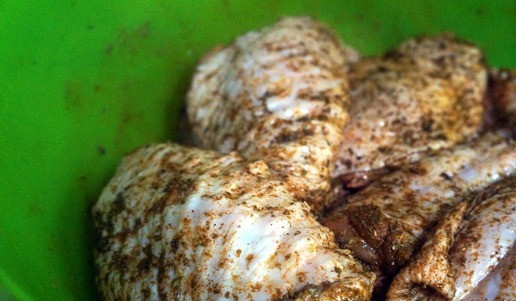 1. Этап. Чахохбили из индейки: Добавить хлопковое масло, перемешать. Оставить мариноваться на полчаса – час.