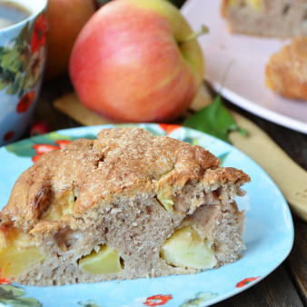 Шоколадная шарлотка с яблоками