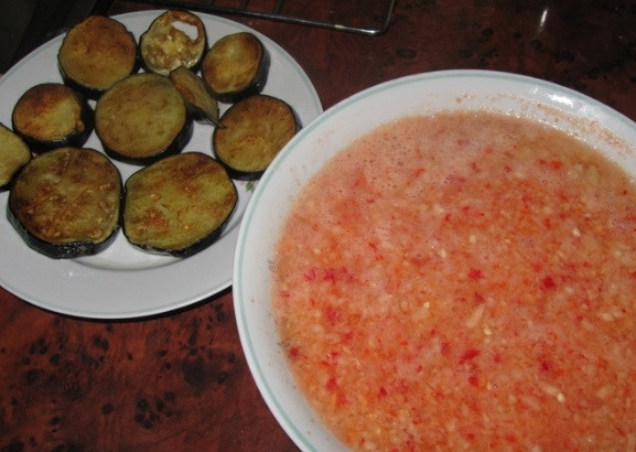 1. Этап. Баклажаны острые на зиму без стерилизации: Сделайте маринад. Чеснок пропустите через пресс, перец измельчите в мясорубке. Соедините овощи вместе с уксусом. Чтобы он был нужной концентрации, его следует развести водой. Маринад хорошо перемешайте.