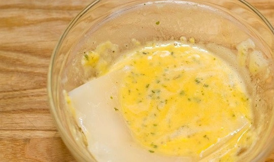 1. Этап. Кальмары с брокколи: 4. Окуните кальмары в яично-сырную смесь.