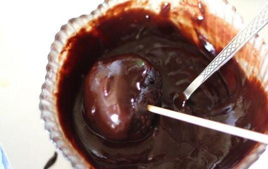 1. Этап. Пирожное чупа-чупс: Шарики наколоть на шпажки, обмакнуть в шоколад и обвалять в кокосовой стружке.