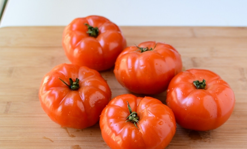 1. Этап. Запеченные томаты: Подготовьте томаты. Помойте и просушите их полотенцем или салфеткой.