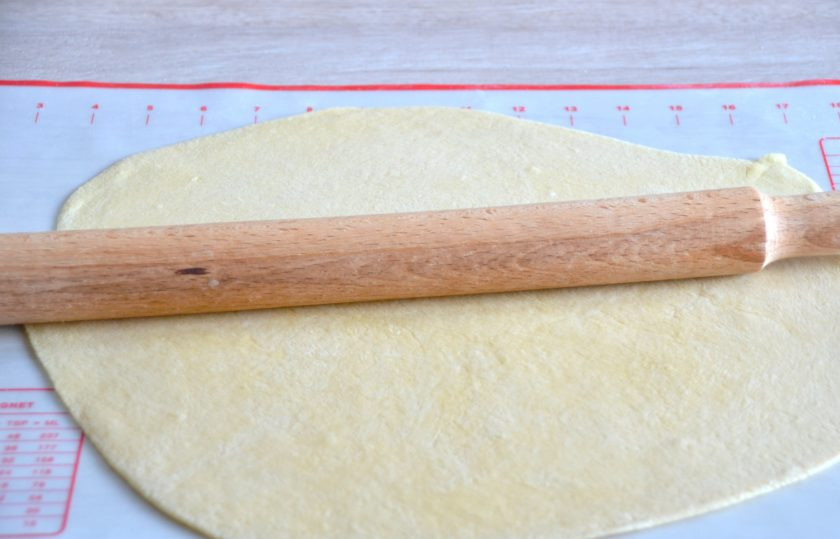 1. Этап. Классическая итальянская паста: После того как тесто отлежалось, оно стало более эластичным. Раскатывайте тесто очень тонко, не добавляя муку. Лишь слегка подпылите, если будет такая необходимость. Раскатывайте все время от центра к краям.