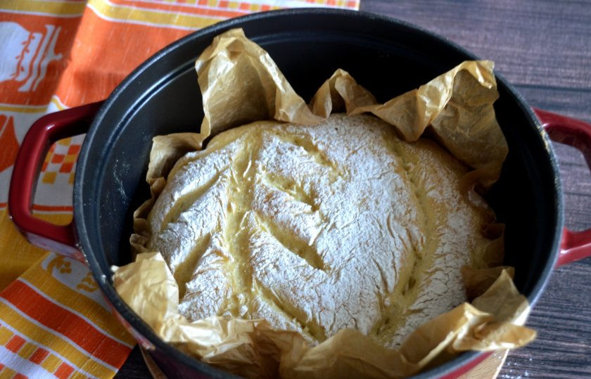 1. Этап. Кукурузный хлеб на дрожжах: Аккуратно переложите хлеб в горячую кастрюлю за кончики бумаги, накройте крышкой и выпекайте 30 минут при температуре 230 градусов.