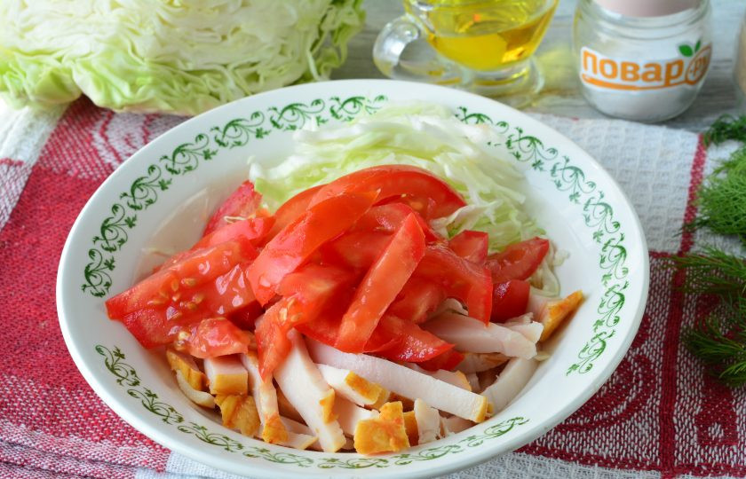 1. Этап. Салат с капустой, ветчиной и сухариками: Добавьте помидоры в салат.