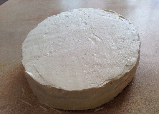 1. Этап. Бисквитный торт с вишней и творожным кремом: 13. Накрываем третьим коржом и обмазываем верх и бока кремом без вишни.