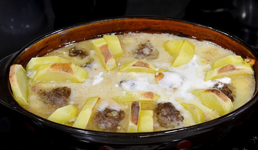 1. Этап. Картошка с тефтелями в сметанном соусе: Залейте в форму. Запекайте еще 30 минут.