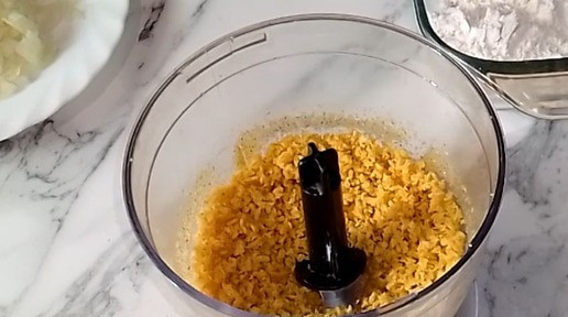 1. Этап. Куриный шницель в чипсах с грибным соусом: Чипсы измельчите в блендере.