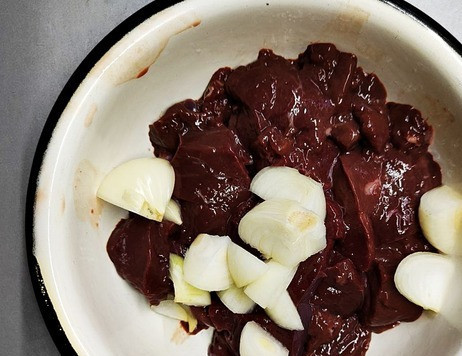 1. Этап. Печеночные котлеты с соусом 3 сыра: Репчатый лук очистить. Прокрутить в мясорубке печень вместе с луком и отжатым хлебом.