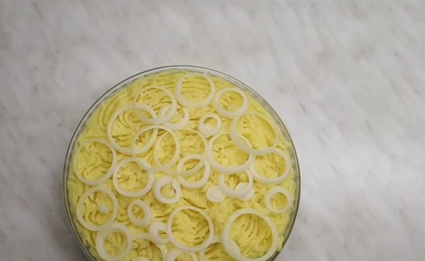 1. Этап. Пастуший пирог (очень вкусный): 5. Сверху выложите нарезанный кольцами лук. Отправьте пирог в духовку на 10 минут, затем выложите сверху тертый твердый сыр и снова отправьте на 5 минут в духовку. Приятного аппетита!