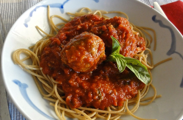 1. Этап. Паста с фрикадельками в томатном соусе: Подаем пасту с фрикадельками и томатным соусом к столу, украсив ее листьями базилика. Приятного всем аппетита!