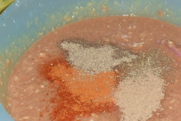 1. Этап. Печеночный паштет в духовке: Очищенную печень измельчите до состояния кашицы в блендере вместе с яйцами и сливками. Филе индейки пропустите через мясорубку с луком и чесноком два раза. Соедините печень с фаршем до однородной массы. Не забудьте специи.