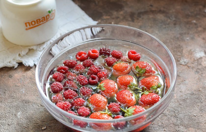 1. Этап. Компот из клубники, малины и смородины на зиму: Хорошо вымойте ягоды, у клубники удалите хвостики.