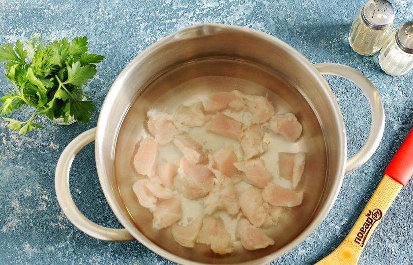 1. Этап. Куриный суп по-болгарски: Курицу залейте водой и варите до готовности, затем процедите и верните бульон в кастрюлю. Мясо отделите от костей и отправьте следом. Так как у меня обычное куриное филе, я просто нарезала его кубиками и снимала пену по мере необходимости.