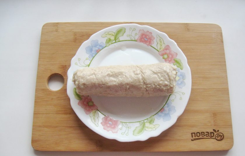 1. Этап. Домашняя колбаса в пакете: Готовую колбасу достаньте из кастрюли, хорошо охладите в пакете. После разверните пакет.