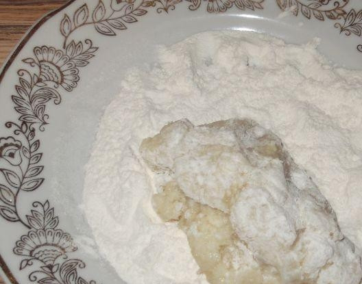 1. Этап. Котлеты из фарша минтая: 7. Небольшое количество фарша обваляйте в муке.