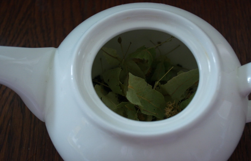 1. Этап. Жиросжигающий чай: Поместите все это в чайник и залейте кипятком (800 мл).