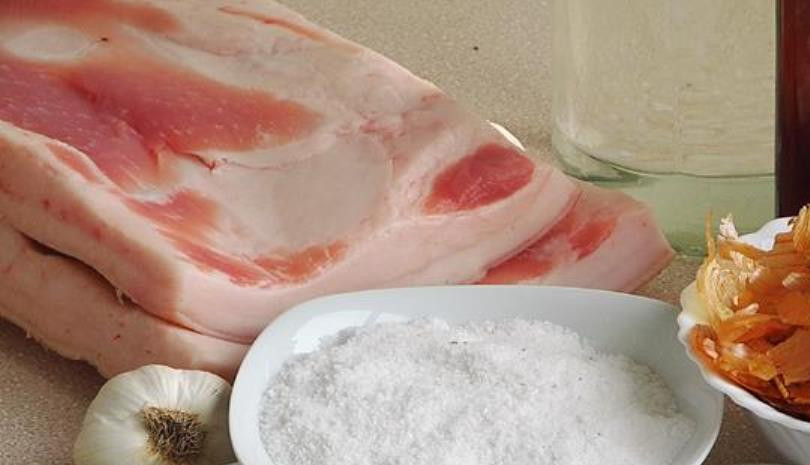 1. Этап. Копченое сало: Подготовьте все необходимые ингредиенты для приготовления копченого сала.