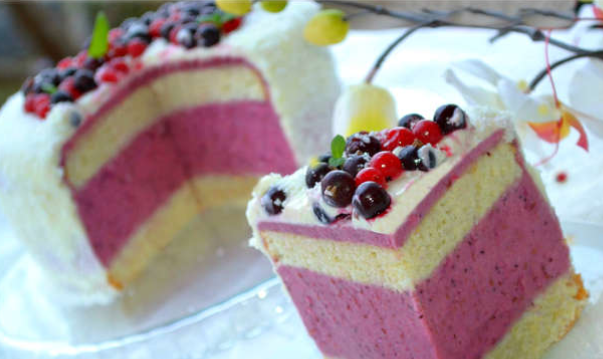 1. Этап. Торт чернично-муссовый: Готовый торт можно украсить кокосовой стружкой и свежими ягодами. Приятного аппетита!