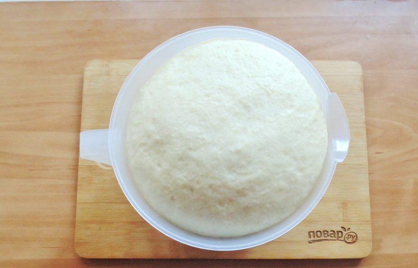 1. Этап. Дрожжевые рогалики с вишней: Поставьте тесто на расстойку. Оно должно увеличиться в объёме в 1,5-2 раза.