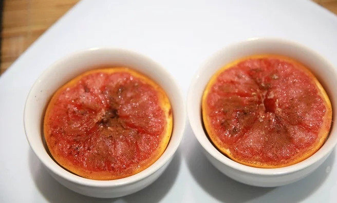 1. Этап. Жареный грейпфрут с корицей: Переложите в удобные пиалы и подавайте.