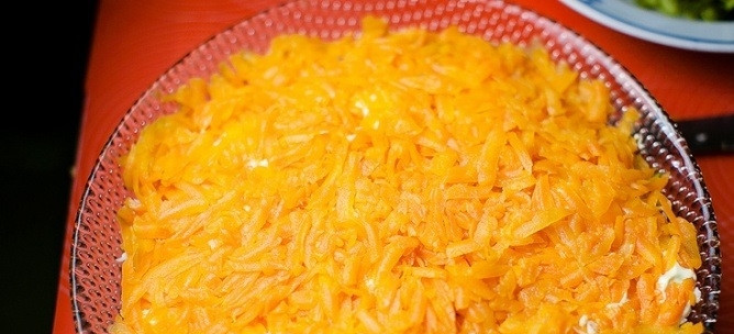 1. Этап. Слоеный салат с печенью: 12. Выкладываю вторую половину моркови, смазываю майонезом.