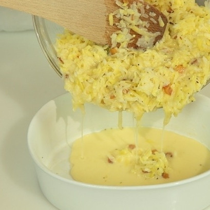 1. Этап. Кугелис: Получившуюся смесь вылейте в форму для запекания глубиной примерно 5-6 см. Поставьте в духовку, разогретую до 180 градусов, и выпекайте 1 час. Кугелис готов!