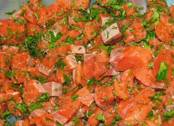 1. Этап. Пирожки с красной рыбой: 2. Вымыть и просушить зелень. Измельчить и добавить к рыбке. Посолить, поперчить по вкусу, аккуратно перемешать. Вот такая аппетитная начинка.