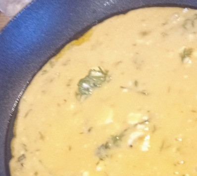 1. Этап. Нисуазские пироги для пикника: Соединить жидкие и сухие ингредиенты. Добавить пармезан. Перемешать.