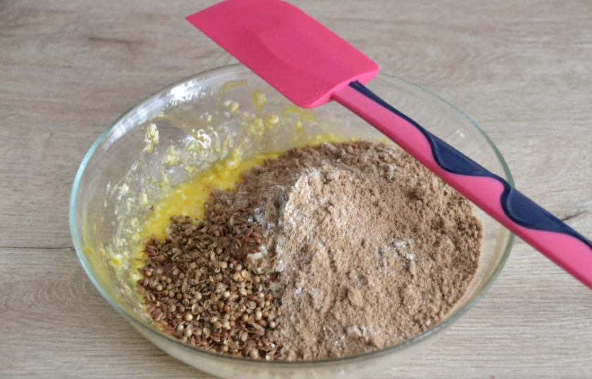 1. Этап. Бездрожжевой кето-хлеб: Всыпьте к общей массе муку с разрыхлителем, добавьте 2 ст.ложки воды, смешайте.