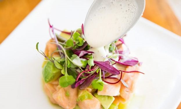 1. Этап. Салат с сёмгой: Возьмите кулинарное кольцо, поставьте его в центр тарелки для подачи. Выложите в него ингредиенты из миски. Затем сверху положите листья салата. Полейте соусом и подавайте к столу.