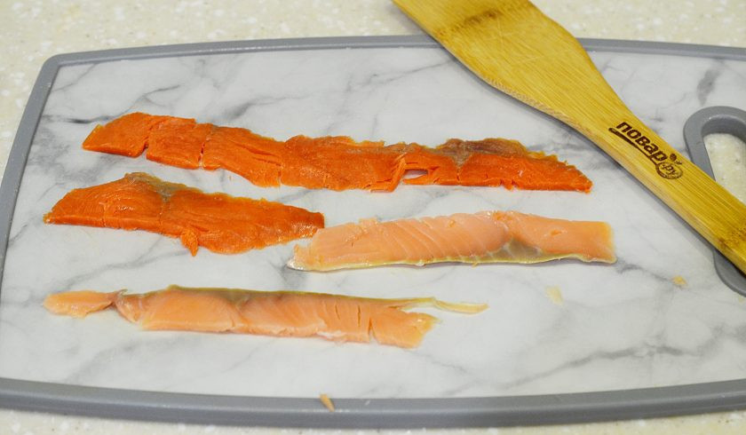 1. Этап. Праздничная закуска с семгой: 2. Рыбу нарежьте на полоски.
