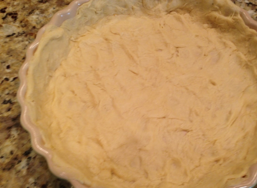 1. Этап. Итальянский пирог с кабачками: Если тесто замороженное, разморозьте и выложите его в форму. Сделайте высокие 