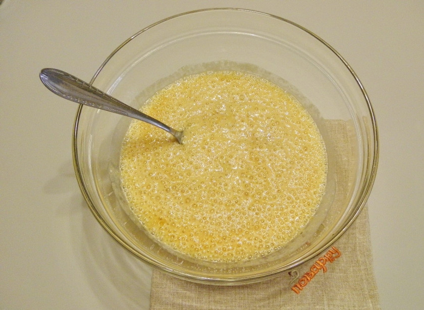 1. Этап. Кекс из варенья: Сода должна вступить в реакцию с вареньем. В процессе смешивания вы сами увидите пузырьки. Это замечательный признак.