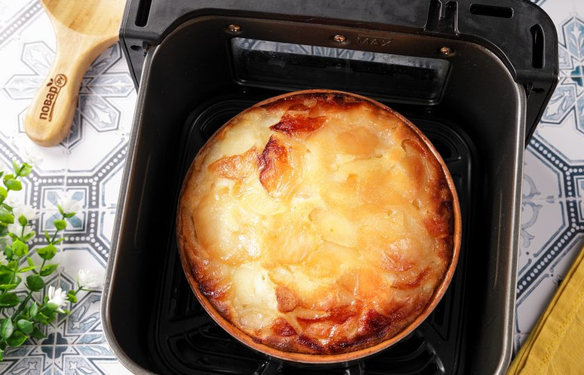 1. Этап. Шарлотка с яблоками в аэрогриле: По истечении времени выдвините чашу и снимите с формы фольгу. Проверьте пирог зубочисткой и если необходимо, готовьте при температуре 180 градусов ещё 10-15 минут.